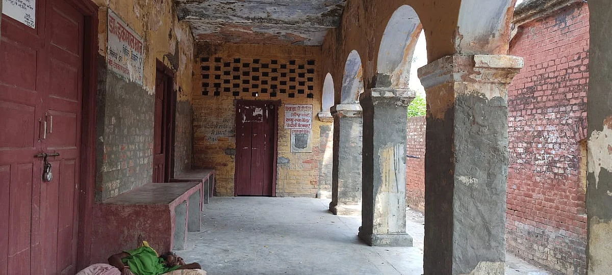 रुदौली कटरा हनुमान मंदिर के पास मौजूद प्राथमिक स्वास्थ्य केंद्र