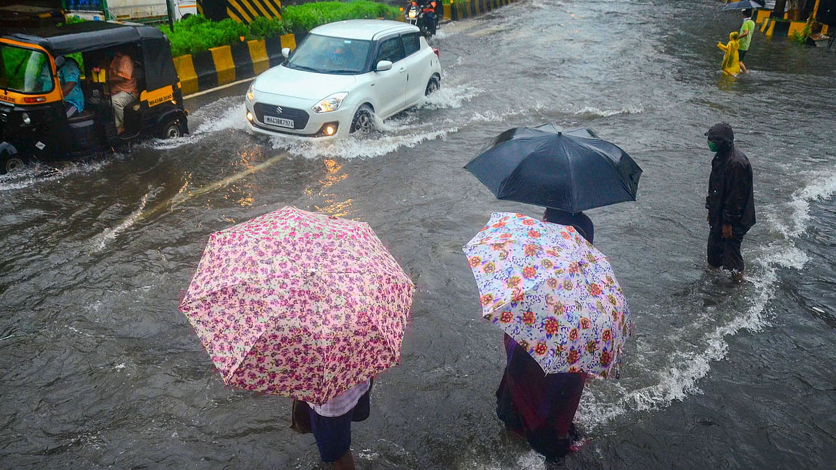 मुंबई में बारिश से चेंबूर में दीवार ढही, 10 मौत, कई के दबे होने की आशंका