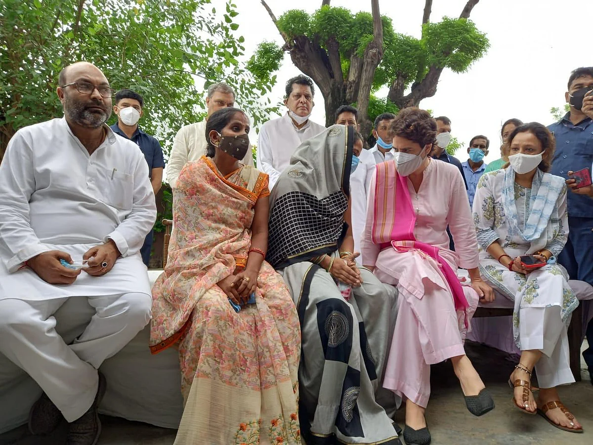 प्रियंका गांधी लखीमपुर खीरी में,जिस महिला की साड़ी खींची गई उससे कहा-डरना मत