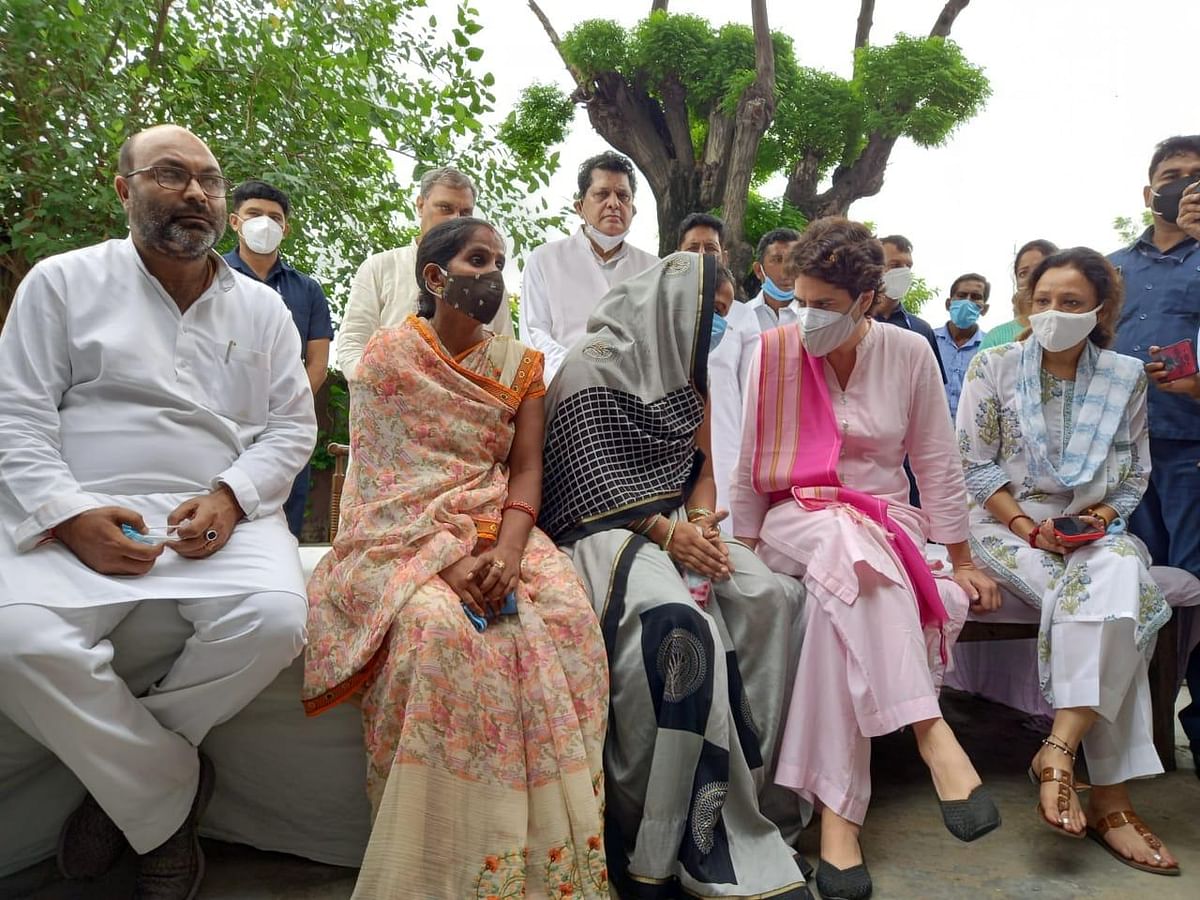 प्रियंका गांधी लखीमपुर खीरी में,जिस महिला की साड़ी खींची गई उससे कहा-डरना मत