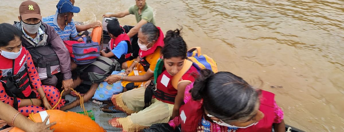 Karnataka Floods: मौसम विभाग ने कर्नाटक के तटीय इलाकों में सात जिलों के लिए रेड अलर्ट जारी किया है.