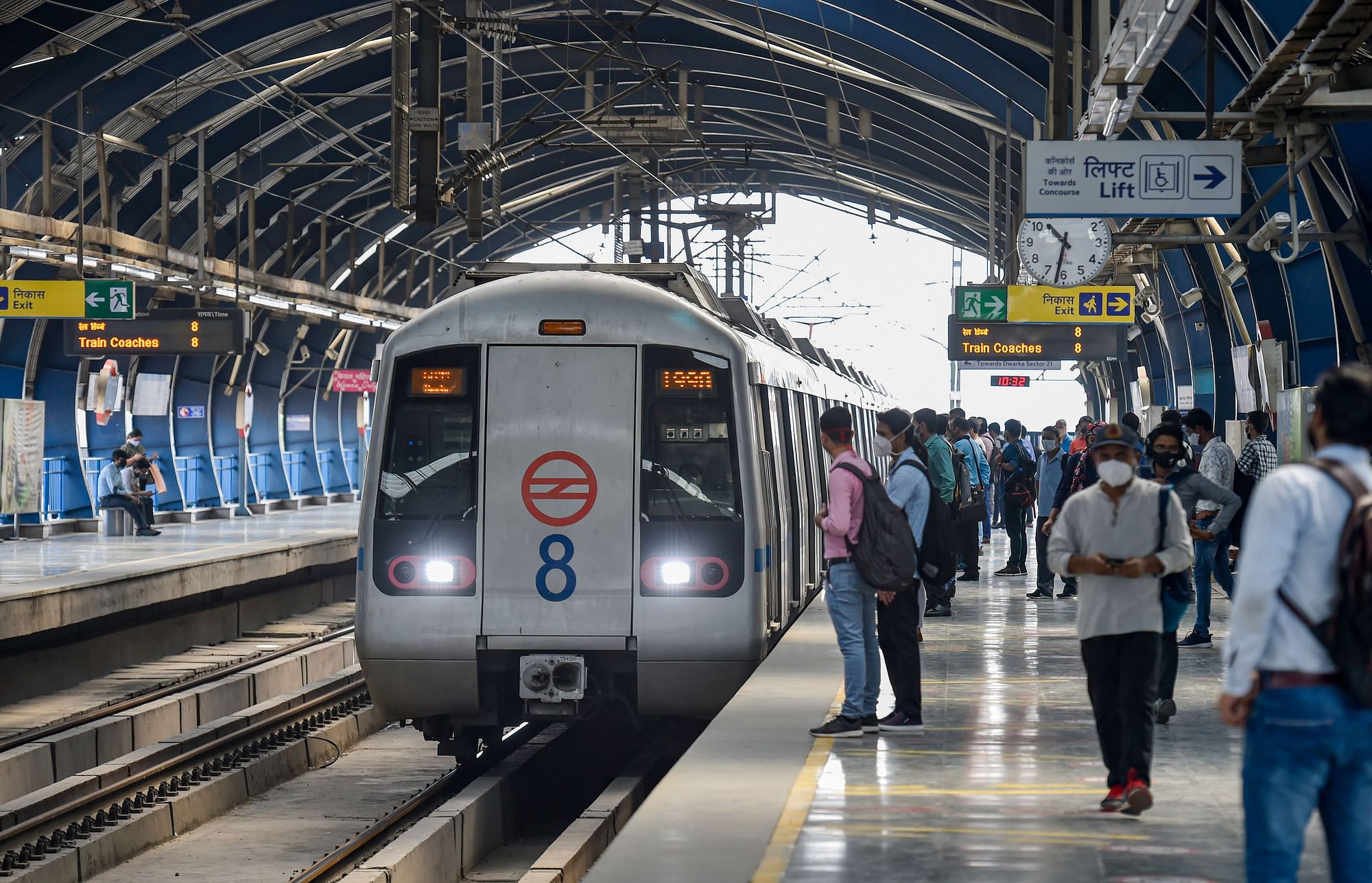 <div class="paragraphs"><p>दिल्ली मेट्रो में क्षमता के 50% यात्रियों को सफर करने की अनुमतिहै</p></div>