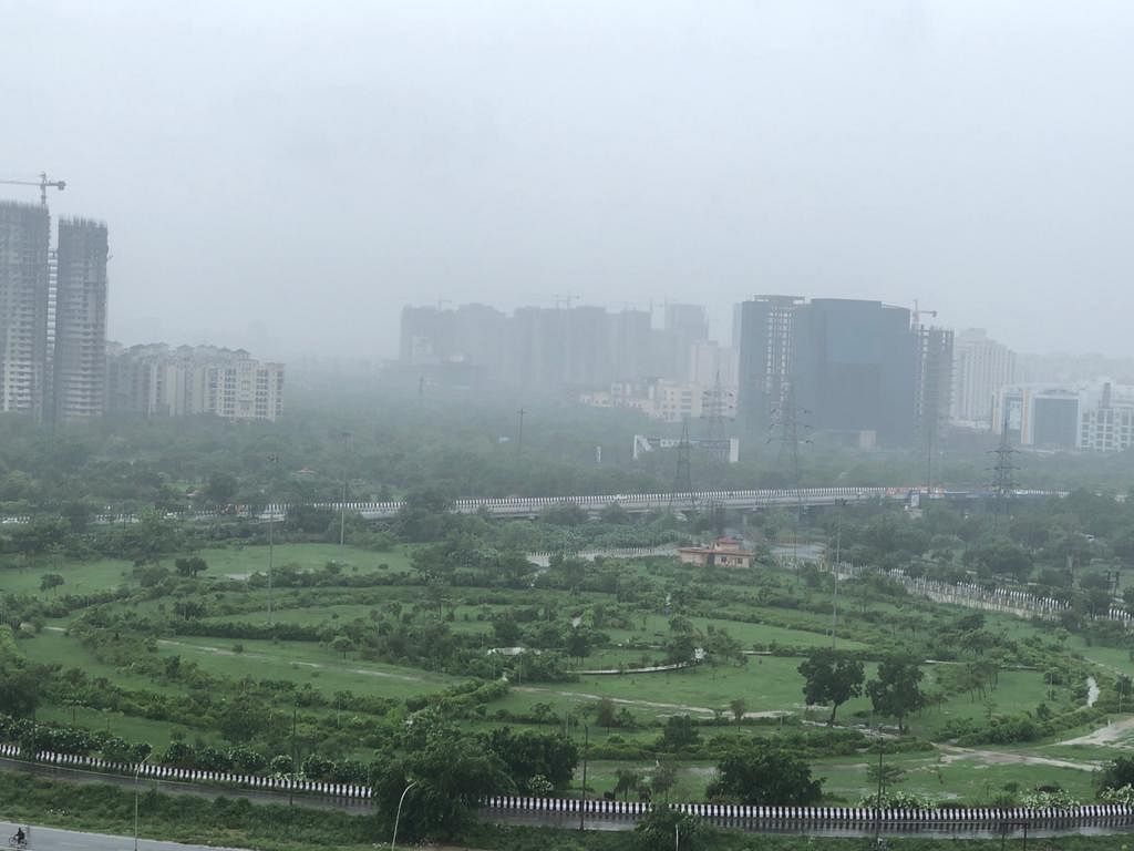 मौसम विभाग ने आज दिल्ली और एनसीआर में आज मध्यम से तेज बारिश की संभावना जताई है, 