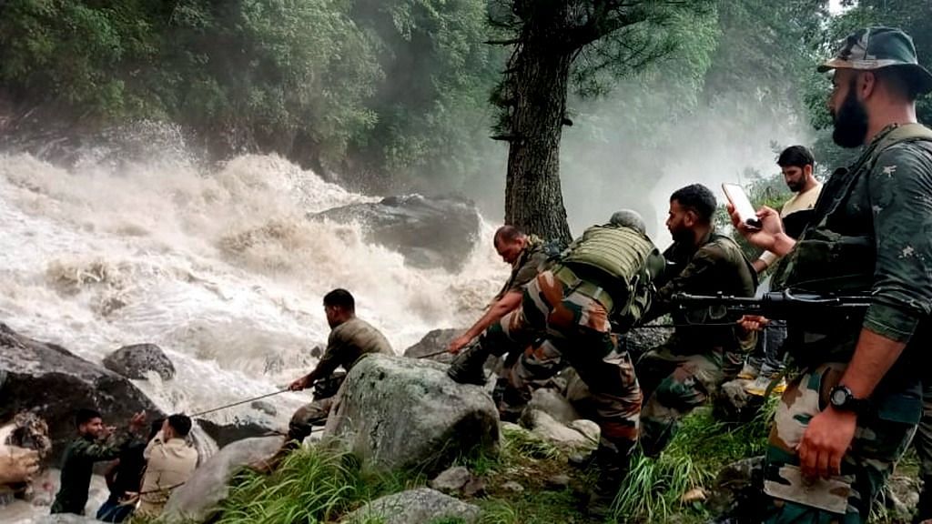 J&K, हिमाचल, उत्तराखंड में बारिश से तबाही: कई मौतें, हाईवे बंद, उफान पर नदियां