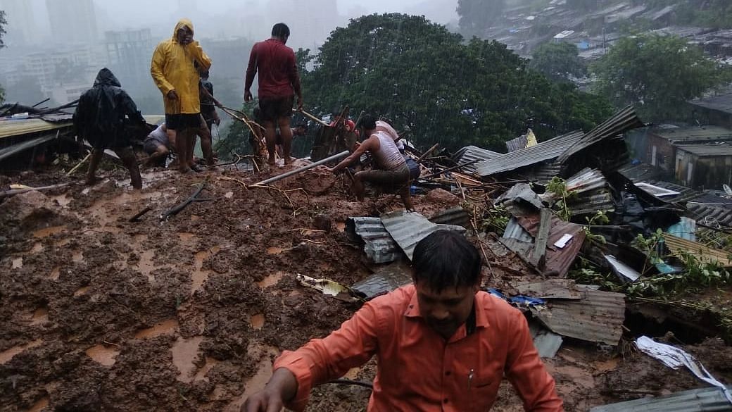 मुंबई से सटे ठाणे के इलवा में चट्टान खिसकने से 5 लोगों की हुई मौत