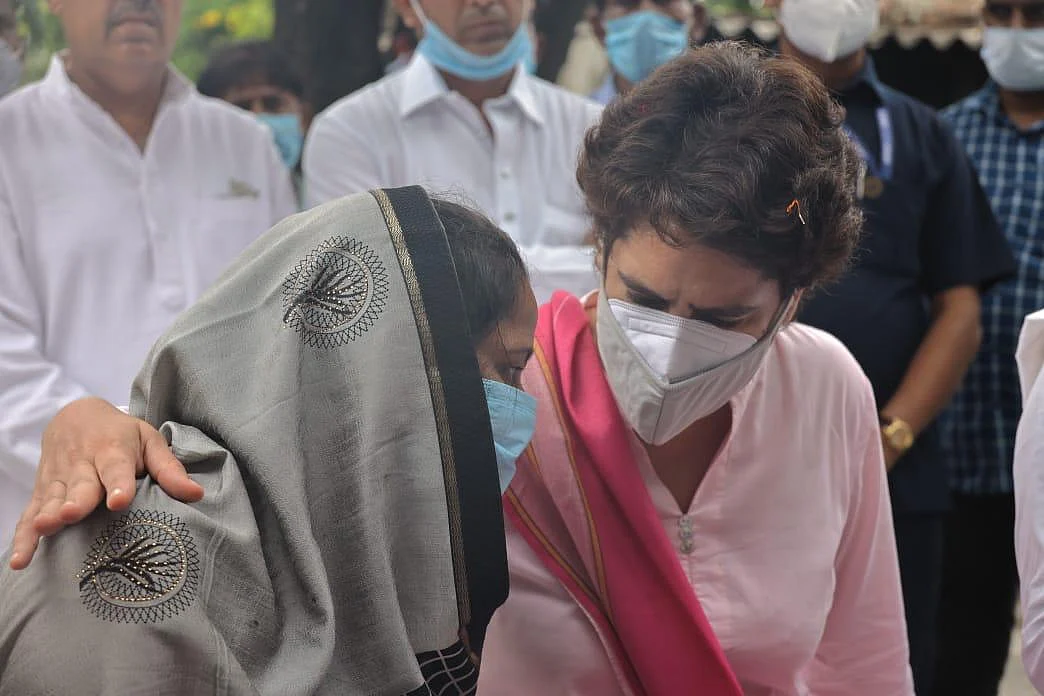 प्रियंका गांधी लखीमपुर खीरी में,जिस महिला की साड़ी खींची गई उससे कहा-डरना मत