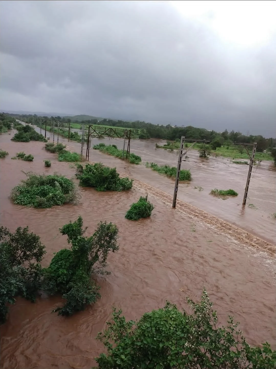 मुंबई बारिश से पानी-पानी, कई गांवों से संपर्क टूटा, सैकड़ों लोग प्रभावित