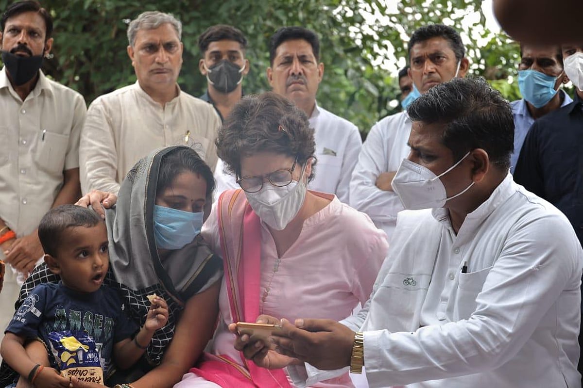 प्रियंका गांधी लखीमपुर खीरी में,जिस महिला की साड़ी खींची गई उससे कहा-डरना मत