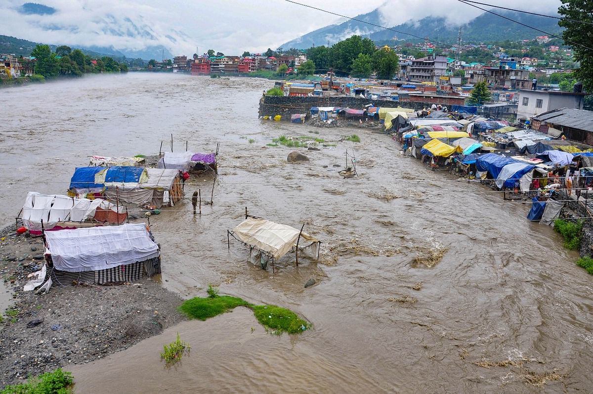 Jammu-Kashmir और Himachal Pradesh में बादल फटने से 10 से ज्यादा लोगों की मौत हो गई है.
