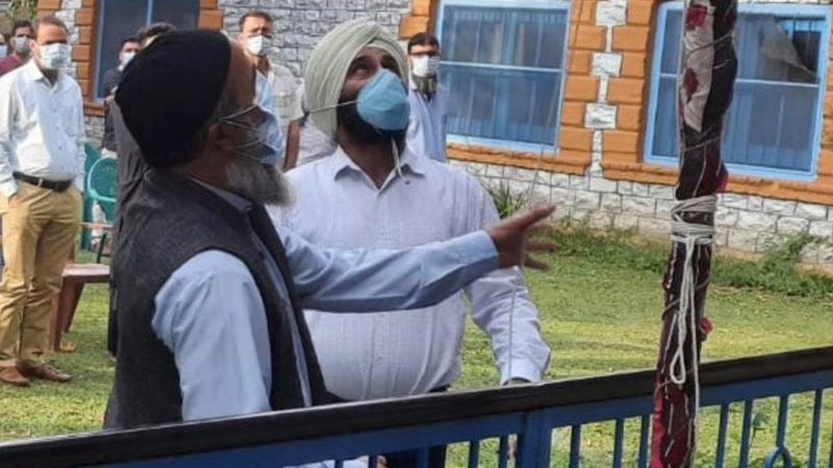 जम्मू कश्मीर: पुलवामा में आतंकी बुरहान वानी के पिता ने फहराया तिरंगा