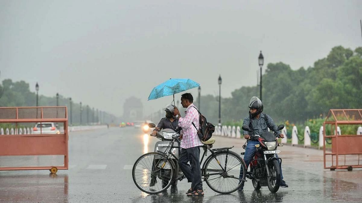दिल्ली-NCR में तेज बारिश, कई इलाकों में भरा पानी, सड़क बना तलाब