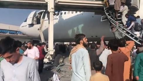 काबुल एयरपोर्ट पर लोगों की भीड़ को तितर-बितर करने के लिए अमेरिकी फौज ने हवा में गोलियां चलाईं.