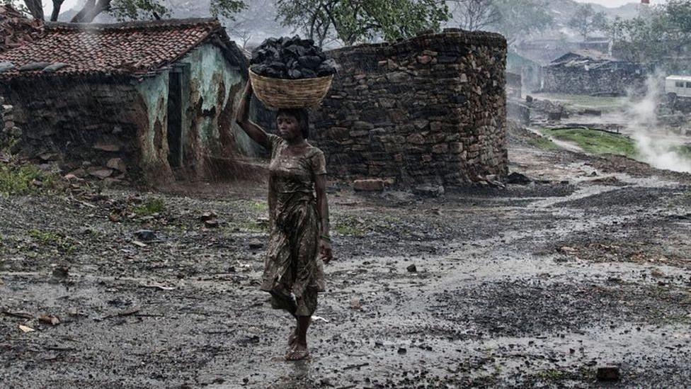 रौशन हो रहा देश, स्याह हो रही झारखंड के इन आदिवासियों की जिंदगी
