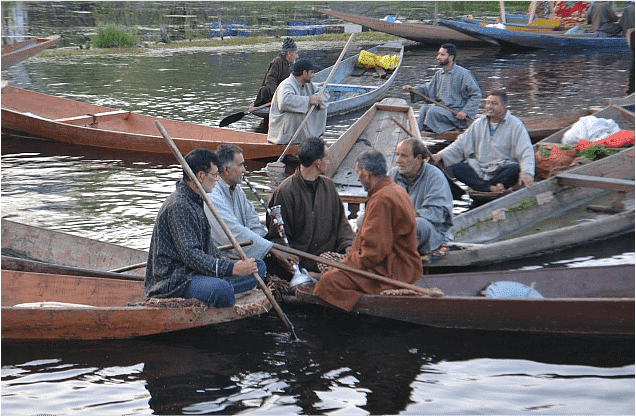 कश्मीर के डल झील में सालों से कैसे चल रही है तैरती मार्केट