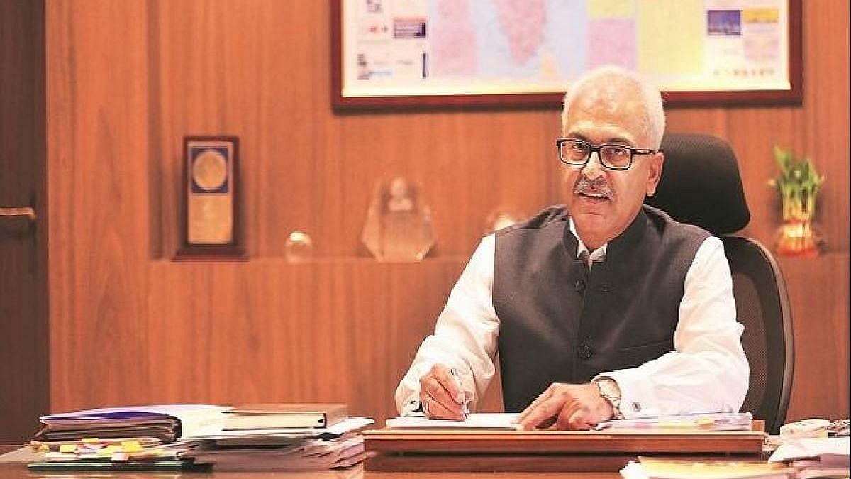 केंद्रीय गृहसचिव अजय भल्ला को फिर दिया गया एक साल का सेवा विस्तार