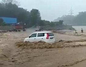 उत्तराखंड की राजधानी देहरादून के कई इलाकों में पानी घरों में घुस गया है. 
