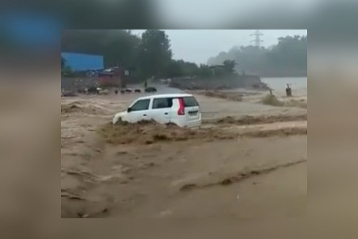 उत्तराखंड में भारी बारिश, बहते-बहते हर की पौड़ी में पहुंची कार