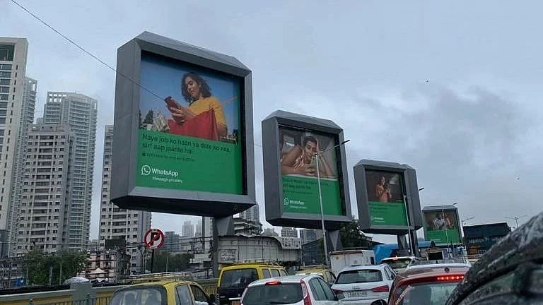 <div class="paragraphs"><p>मुंबई में लगी वॉट्सऐप विज्ञापन की होर्डिंग</p></div>