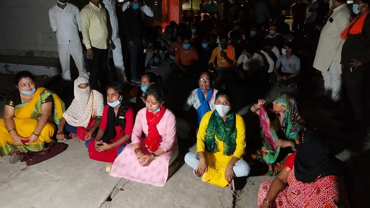 कानपुर में मुस्लिम युवक की पिटाई: गिरफ्तारियों के खिलाफ बजरंग दल का आधी रात धरना