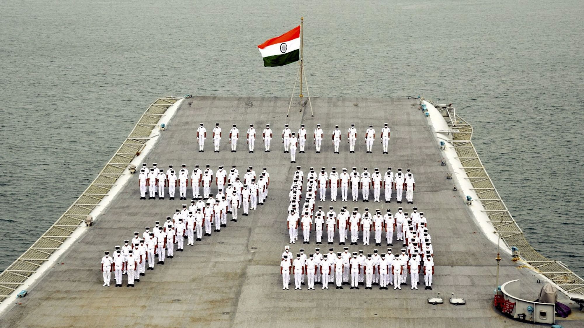 <div class="paragraphs"><p>मुंबई में भारतीय नौसेना ने मनाया स्वतंत्रता दिवस</p></div>