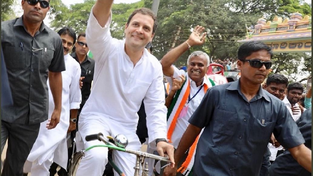 साइकिल यात्रा के दौरान लोगों का अभिवादन स्वीकारते राहुल गांधी