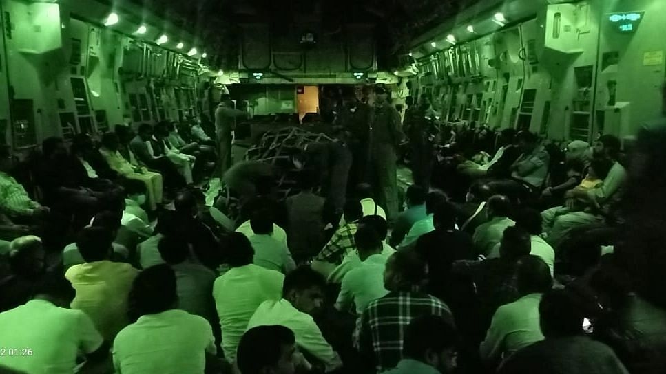 काबुल से 107 भारतीयों को लेकर हिंडन एयरबेस पहुंचा वायुसेना का विमान