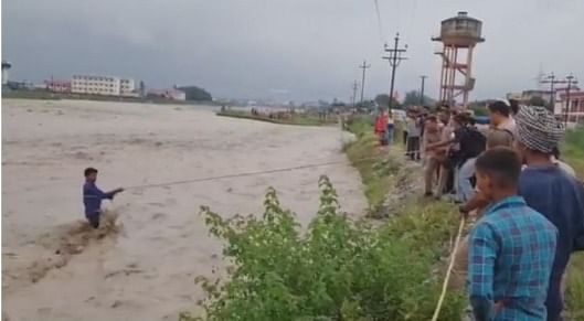 उत्तराखंड की राजधानी देहरादून के कई इलाकों में पानी घरों में घुस गया है. 