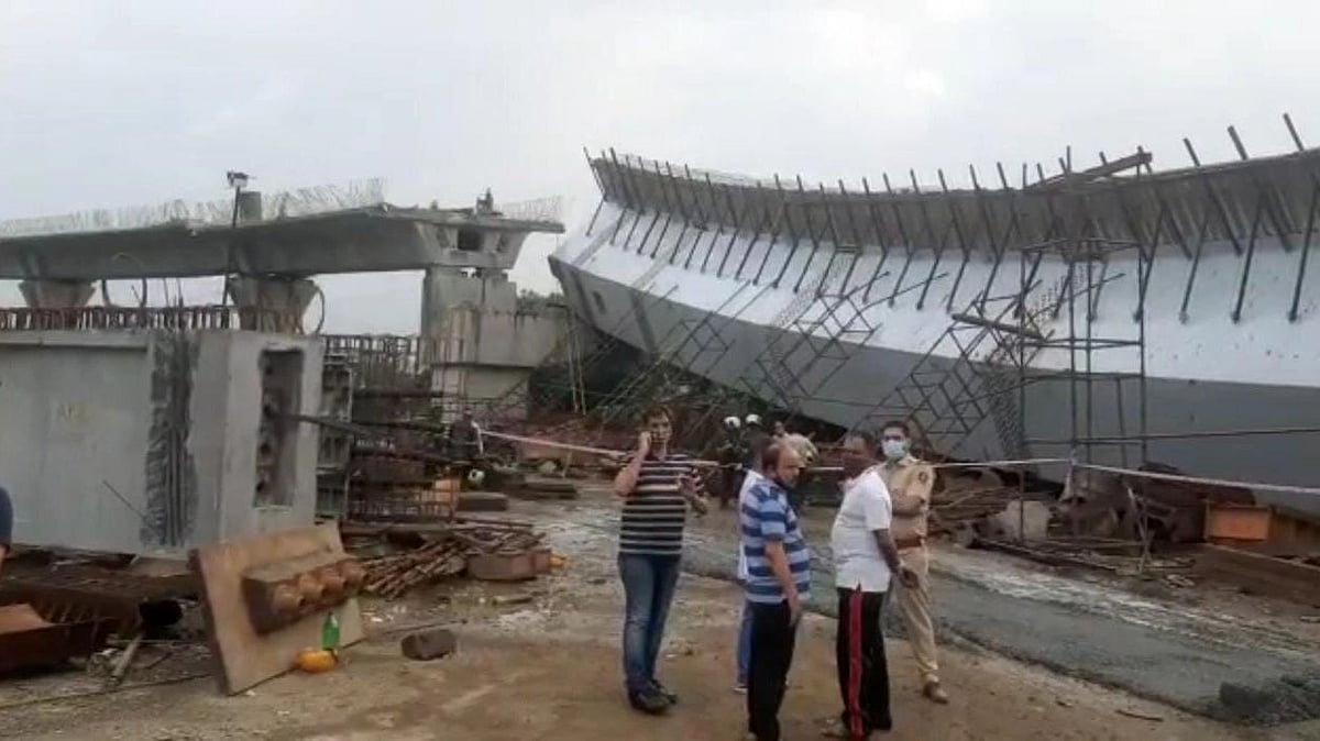 महाराष्ट्र:बांद्रा कुर्ला में बन रहे फ्लाईओवर का एक हिस्सा गिरा,14 मजदूर जख्मी