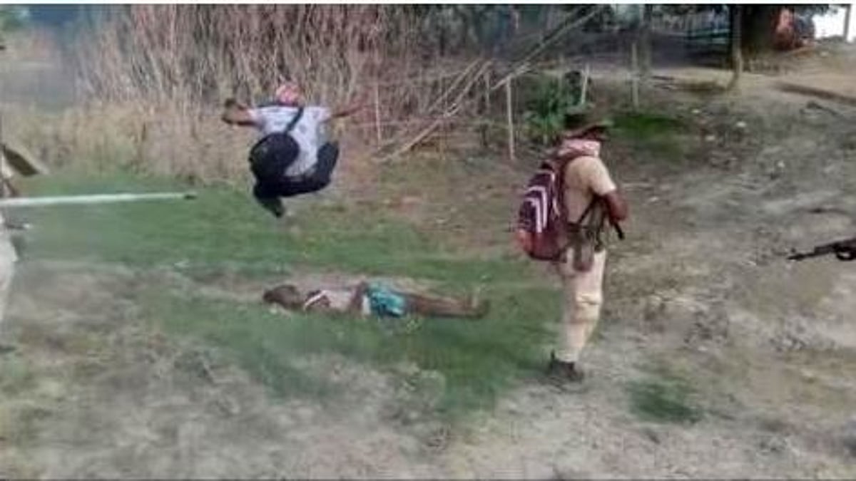 असम:शव पर कूदता फोटोग्राफर गिरफ्तार,राहुल गांधी बोले-सरकार प्रायोजित आग लगी है