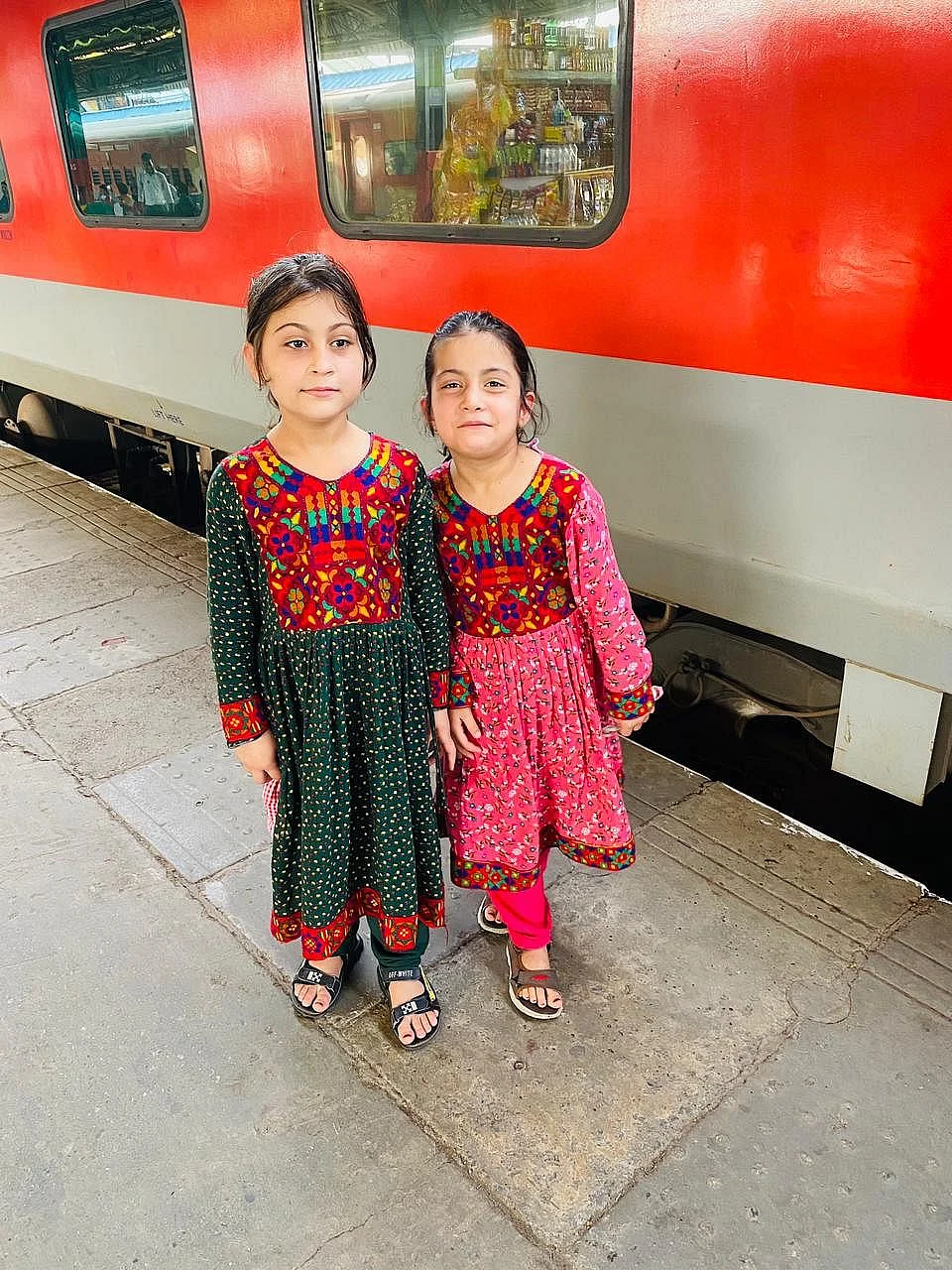 <div class="paragraphs"><p>दिल्ली में उतरने के बाद, खान अपने चाचा के सुझाव पर अपनी बेटियों के साथ हावड़ा चले गए</p></div>