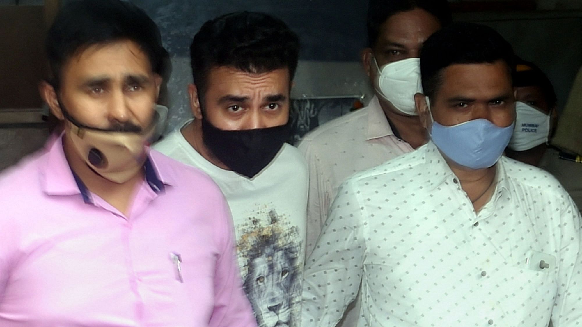 <div class="paragraphs"><p>शिल्पा शेट्टी के पति कुंद्रा को 19 जुलाई को IPC के तहत संबंधित धाराओं के तहत गिरफ्तार किया गया था.</p></div>