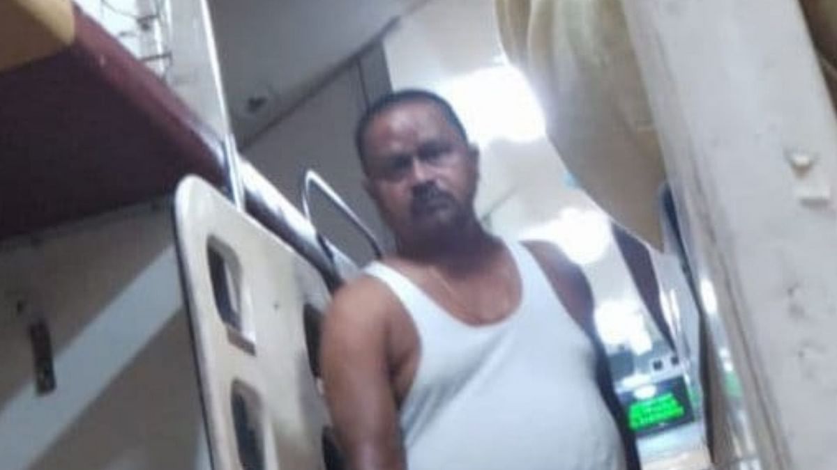 बिहार:ट्रेन में बनियान-अंडरवियर में घूमने लगे JDU  MLA गोपाल, टोकने पर किया बवाल