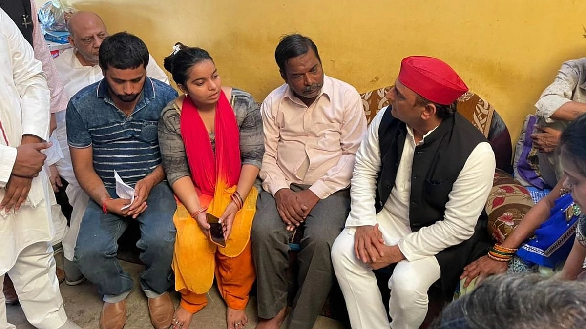 गोरखपुर:परिवार से मिल अखिलेश बोले-योगी कराते पुलिस से गलत काम, इसलिए नहीं एक्शन