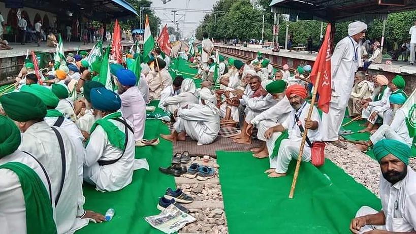 दिल्ली से केरल तक 'भारत बंद' का असर, ट्रेन रोकी, सड़क जाम..बड़ी बातें