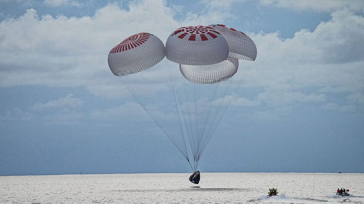 SpaceX कैप्सूल अंतरिक्ष में गए 4 आम लोगों को लेकर सुरक्षित धरती पर लौटा