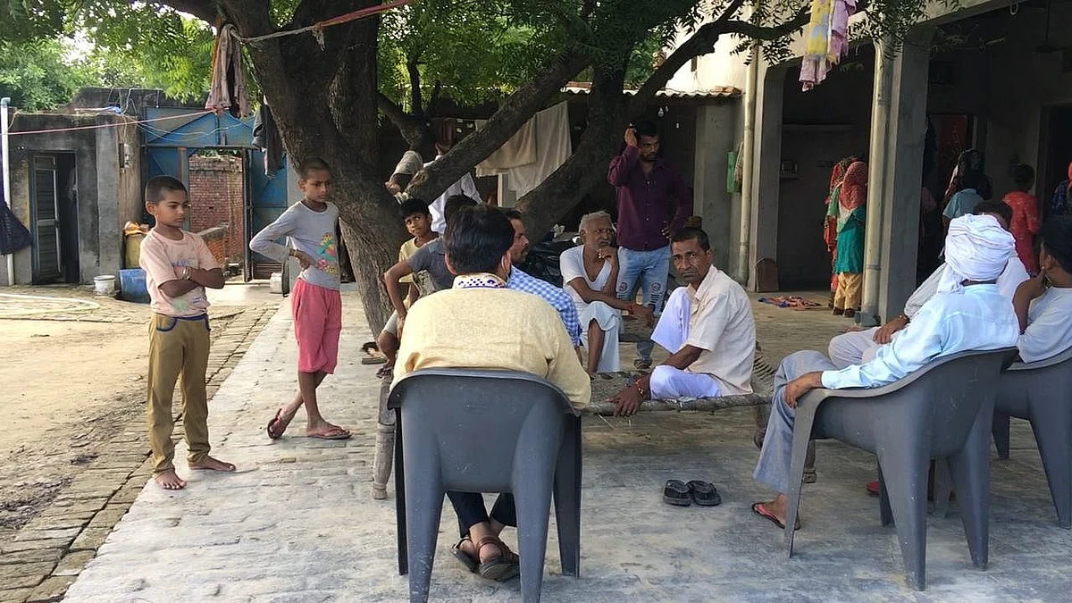 <div class="paragraphs"><p>यह बागपत के बाम गांव में दक्ष का घर है. अस्पताल में इलाज कराने के दौरान स्थानीय लोग और परिवार के सदस्य उसके स्वास्थ्य के बारे में पूछने के लिए इकट्ठा होते हैं.</p></div>