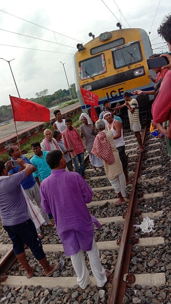 सुबह प्रदर्शनकारी अमृतसर के देवी दासपुरा गांव में 
ट्रेन को रोकने कि लिए पटरी पर सामूहिक रूप से बैठ गए हैं.
