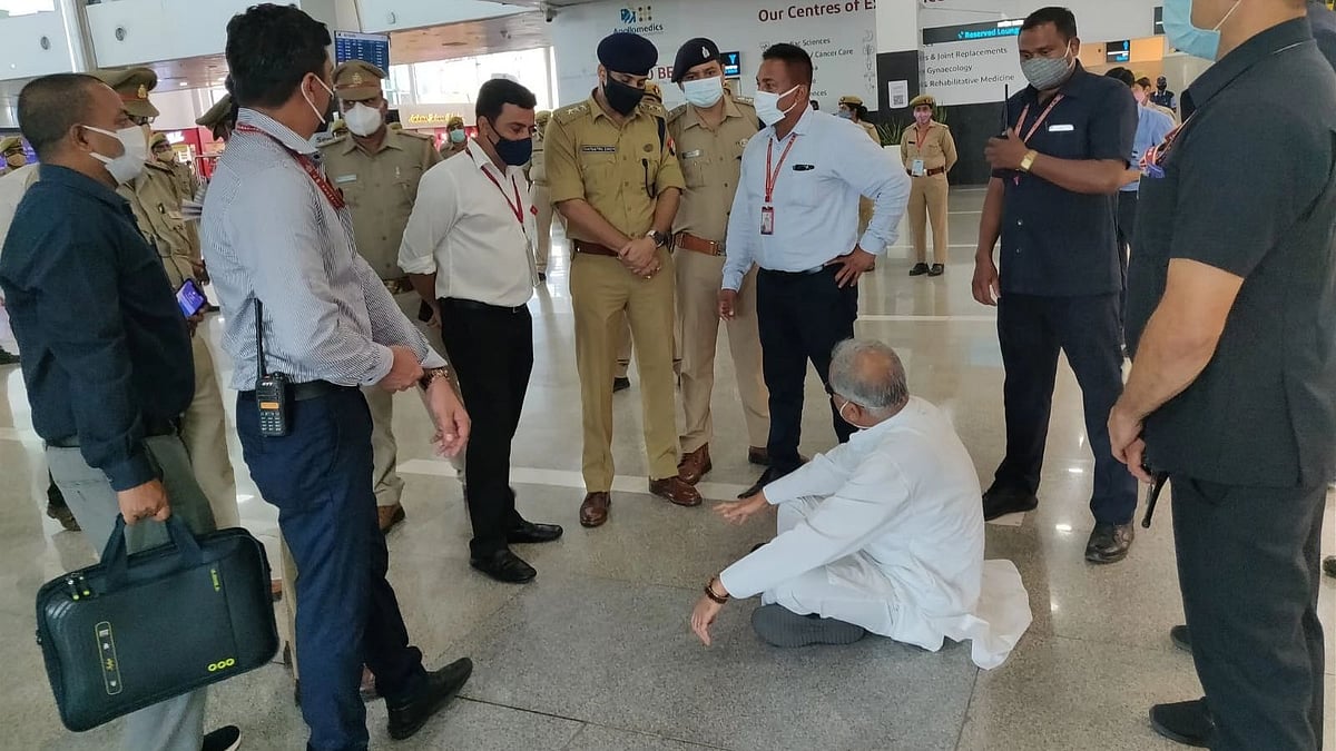 लखनऊ एयरपोर्ट पर धरने पर बैठे भूपेश बघेल, कहा-  बिना किसी आदेश मुझे रोका जा रहा