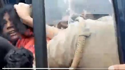 "पुलिस ने बाल खींचे, थप्पड़ मारे,गालियां दीं"- लखीमपुर जा रहीं सावित्री बाई फुले