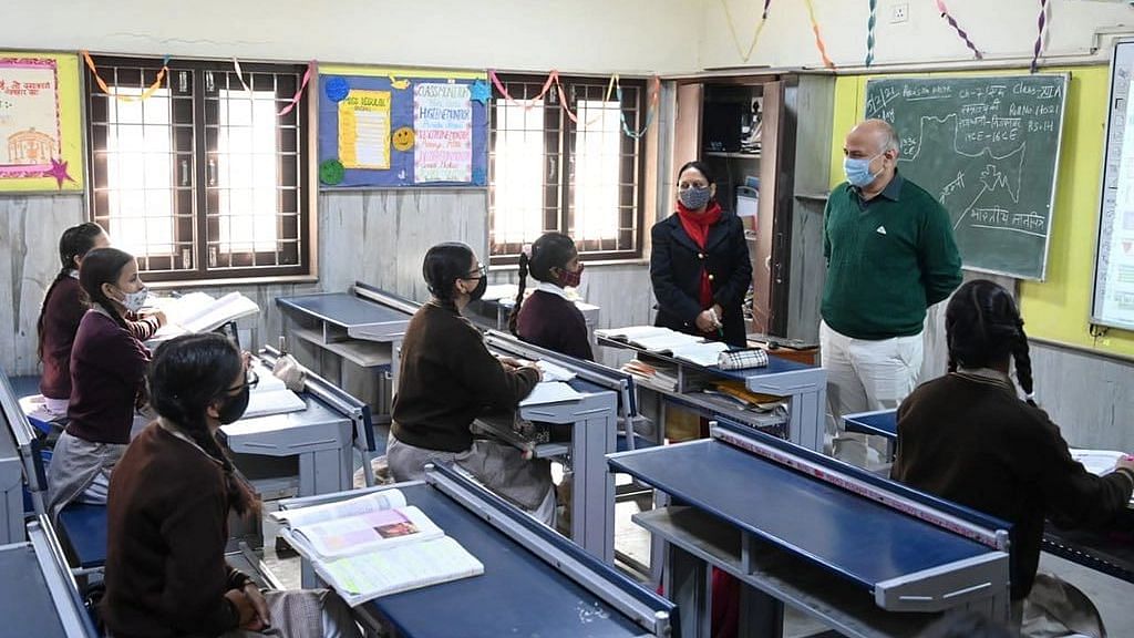 दिल्ली में 1 नवंबर से फिर खुल रहे स्कूलः क्या बच्चों का जाना जरूरी है?