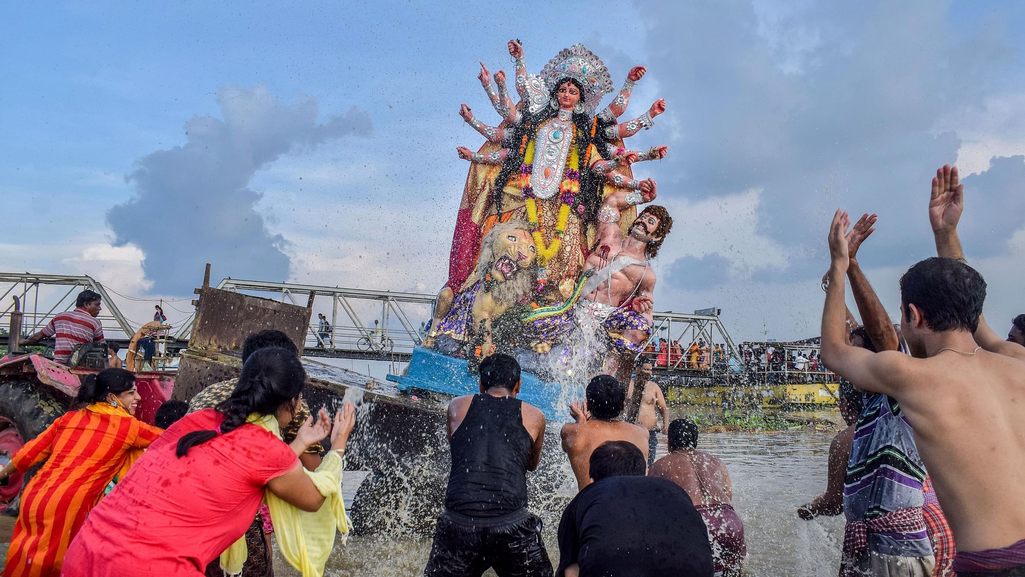 <div class="paragraphs"><p>बंगाल के नादिया में हुगली नदी में मां दुर्गा की मूर्ति को विसर्जित किया गया, 17 अक्टूबर 2021</p></div>