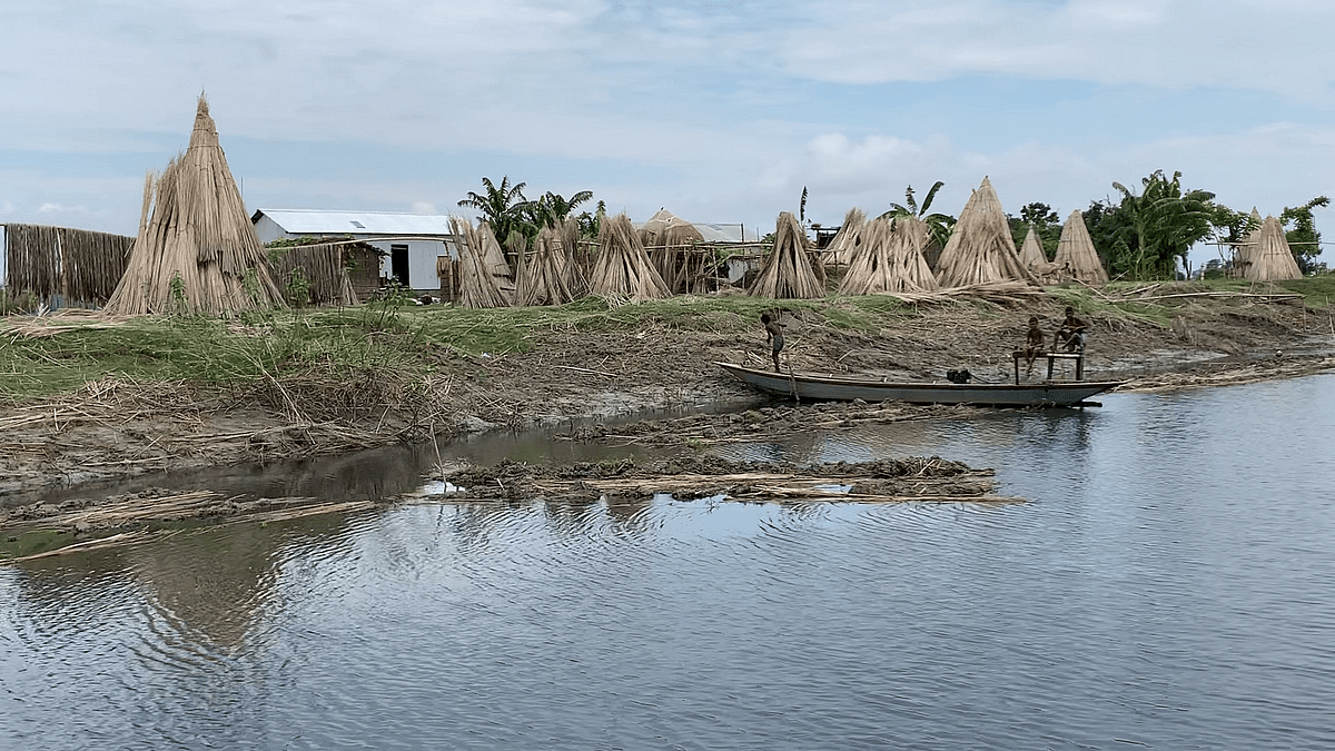 ब्रह्मपुत्र नदी के टापुओं पर बसे ग्रामीणों के पास स्वास्थ्य सुविधाएं नहीं. दवा हो या वैक्सीन, बोट क्लीनिक ही सहारा