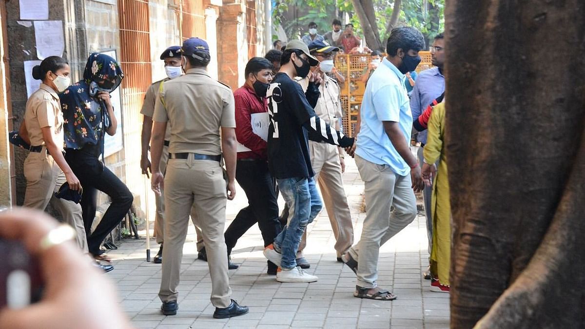 मुंबई ड्रग्स केस: अरबाज मर्चेंट, मुनमुन धमेचा और बाकी गिरफ्तार लोग कौन हैं ?