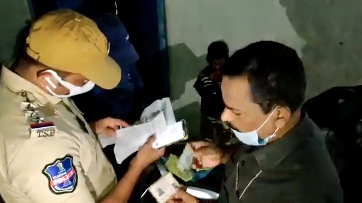 हैदराबाद: गांजा पकड़ने के लिए पुलिस देख रही लोगों की वॉट्सऐप चैट, उठ रहे सवाल