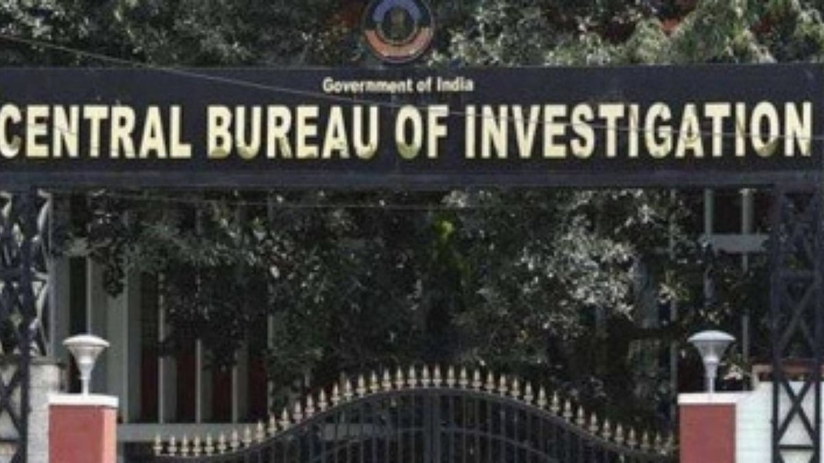 हथियार लाइसेंस मामला : सीबीआई ने 41 जगहों पर छापे मारे, रडार पर 14 पूर्व अधिकारी