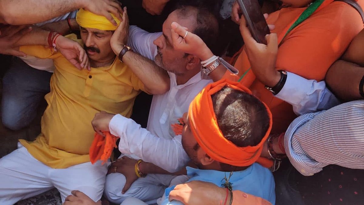 अरविंद केजरीवाल के घर के बाहर विरोध प्रदर्शन में बीजेपी सांसद मनोज तिवारी घायल