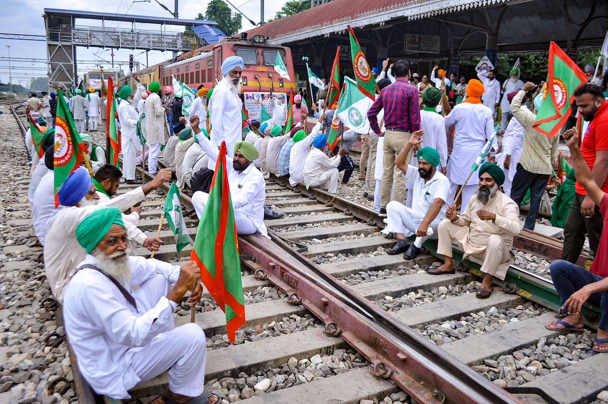सुबह प्रदर्शनकारी अमृतसर के देवी दासपुरा गांव में 
ट्रेन को रोकने कि लिए पटरी पर सामूहिक रूप से बैठ गए हैं.