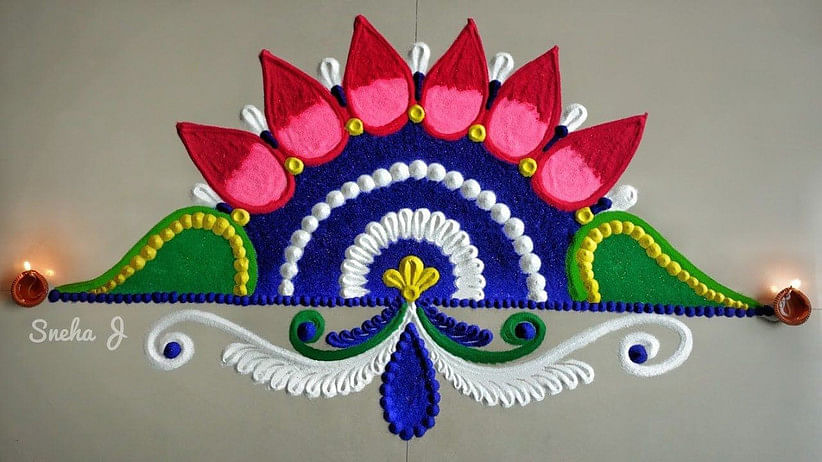 Diwali Rangoli Ideas: रंग-बिरंगी रंगोली और फूलों से घरों को सजाने का अपना महत्व है.