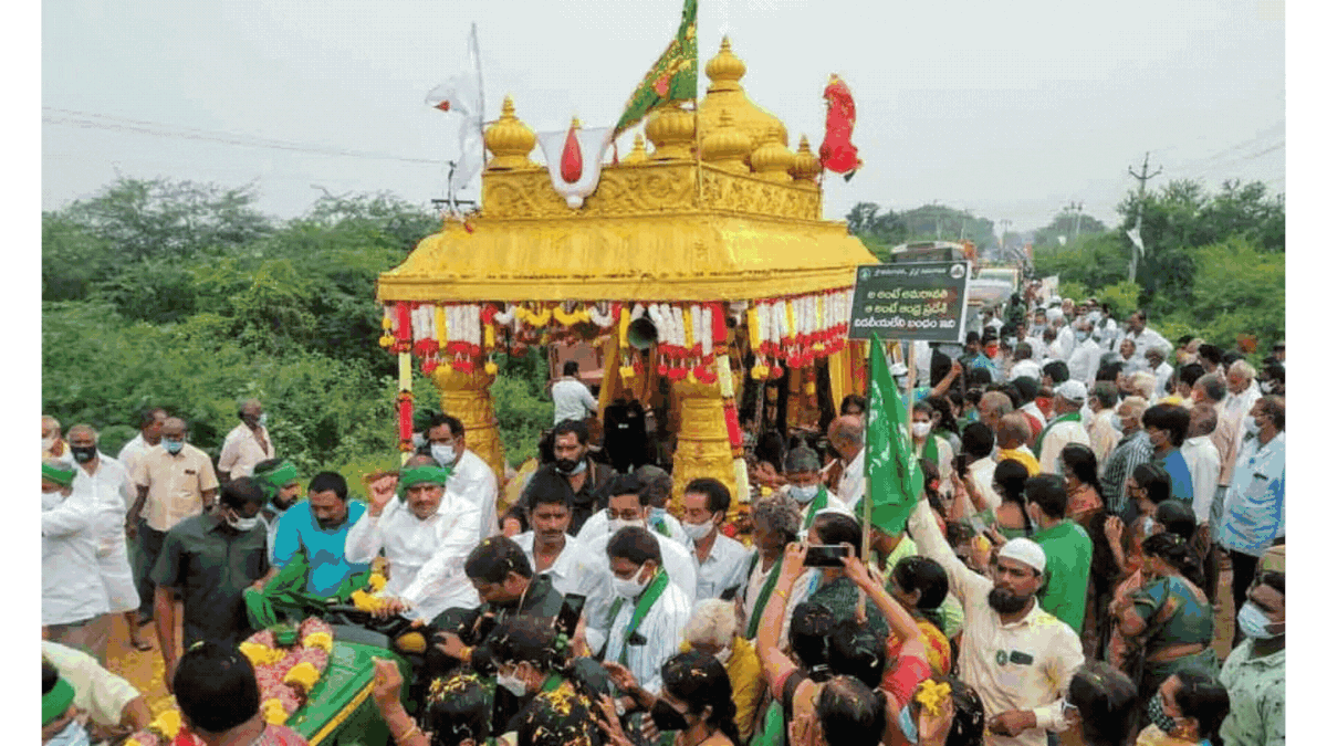 आंध्र प्रदेश के अमरावती में किसानों ने एकता और एकजुटता दिखाने के लिए एक ही रथ पर अलग-अलग धर्मों के झंडे लगाए गए थे.
