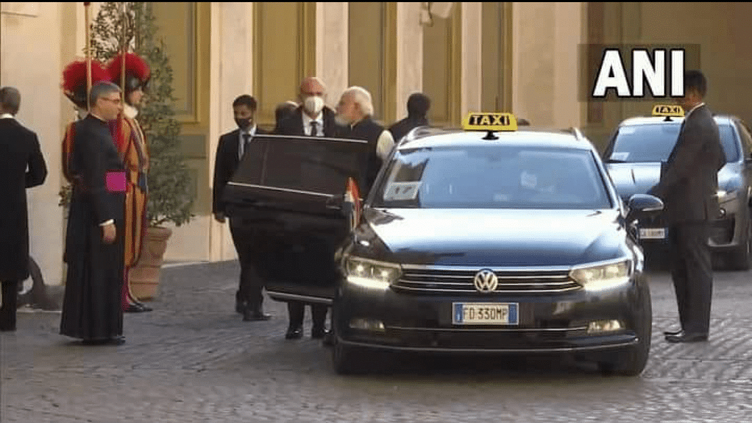 पीएम नरेंद्र मोदी के वेटिकन दौरे की दोनों तस्वीरों में दिख रही कारों को एडिट कर उन पर 'TAXI' जोड़ दिया गया है.